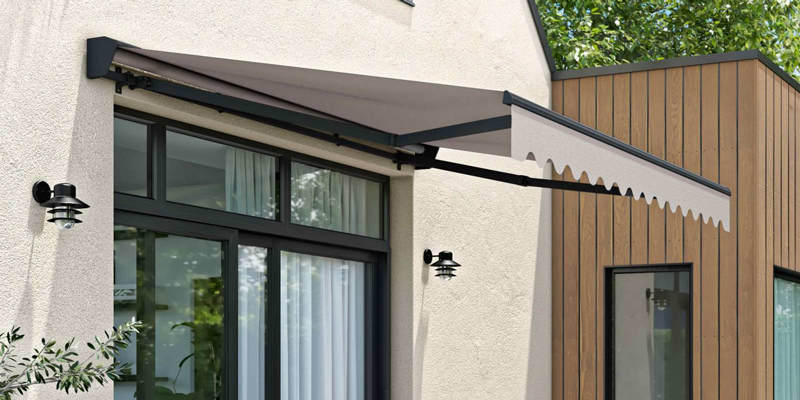 Store banne motorisé couleur taupe